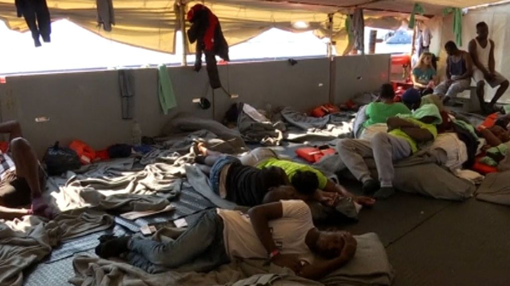 Italia autoriza el desembarco de dos migrantes por razones médicas