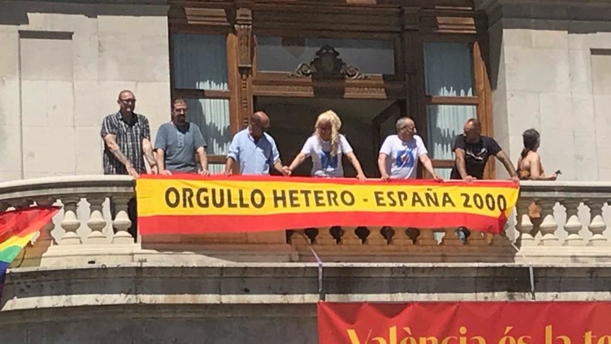 España 2000 coloca una bandera de "orgullo hetero" encima de la LGTBI en el Ayuntamiento de Valencia