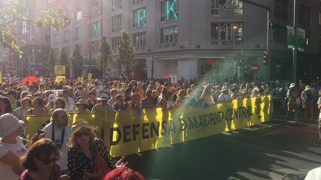 Cientos de personas se manifiestan en Gran Vía en defensa de Madrid Central