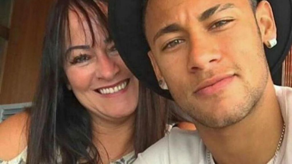 La madre de Neymar pide 'paciencia' en medio de los rumores del fichaje de su hijo por el Barcelona