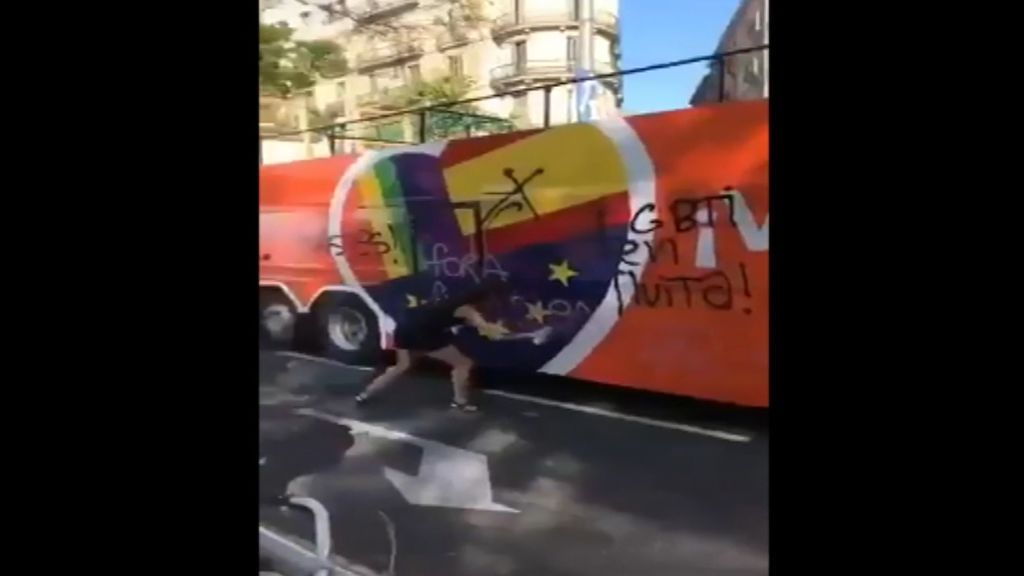 Boicotean al autobús de Ciudadanos camino al Pride de Barcelona