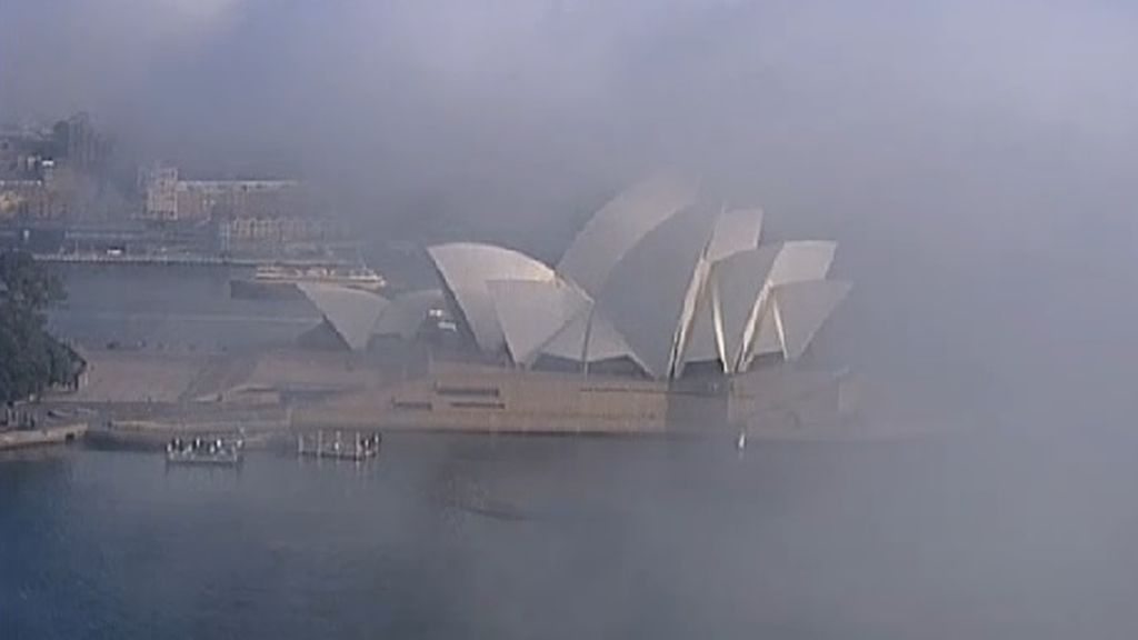 La Ópera de Sídney amanece envuelta en una densa niebla