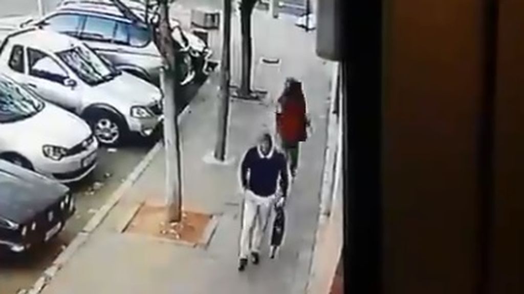 El vídeo de un crimen en Sudáfrica se vuelve viral y obliga a la policía a abrir una investigación El vídeo de un crimen en Sudáfrica se vuelve viral y obliga a la policía a abrir una investigación