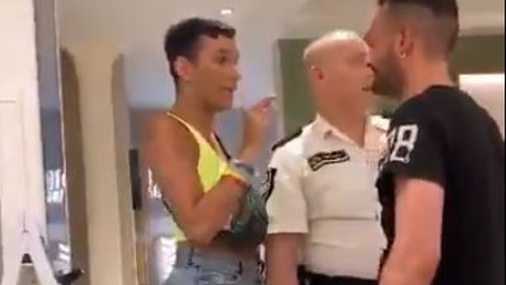 Los Mossos identifican al responsable de las amenazas e insultos homófobos a un joven en un McDonalds de Barcelona Los Mossos identifican al responsable de las amenazas e insultos homófobos a un joven en un McDonalds de Barcelona