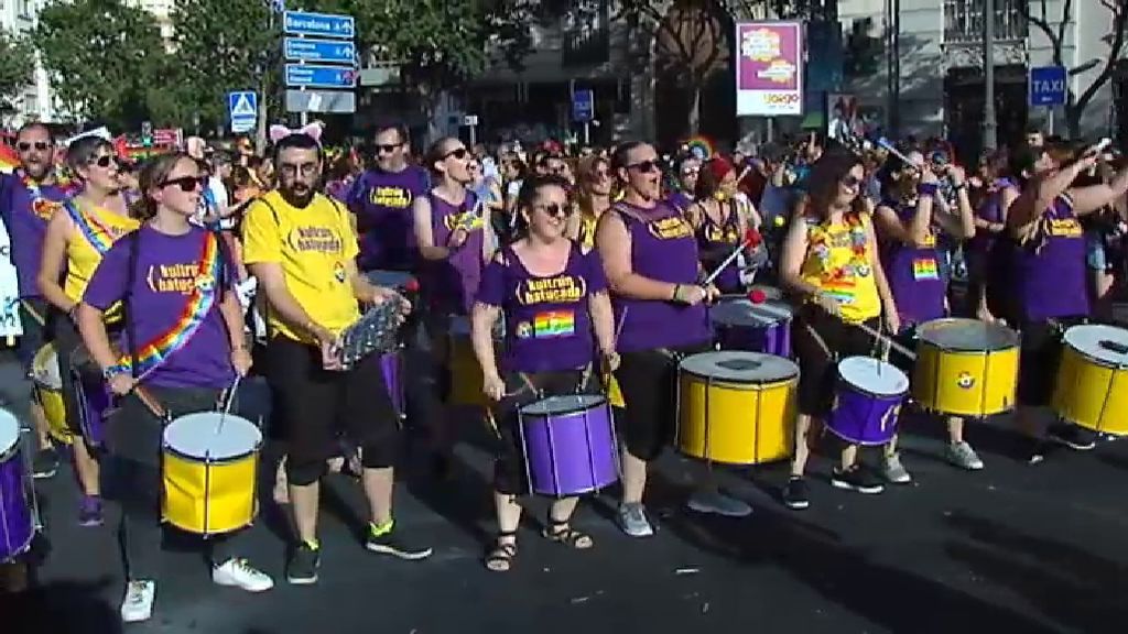 Miles de personas se congregan en Valencia con motivo del Día del Orgullo LGTBi