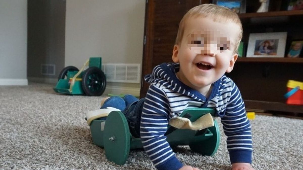 Un invento de su padre ayuda a un niño de dos años con espina bífida a moverse con libertad