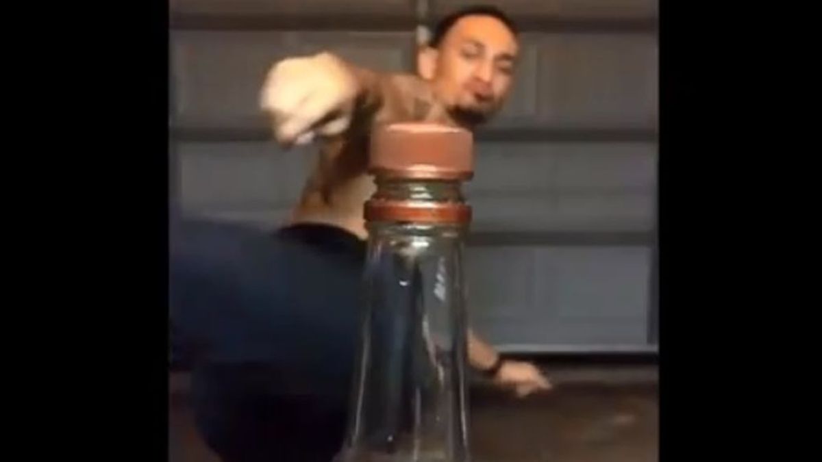 Un luchador de artes marciales desenrosca una botella con una patada y se vuelve viral