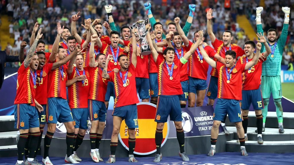 El momento en el que Jesús Vallejo y Dani Ceballos levantan la copa de campeones de Europa Sub-21