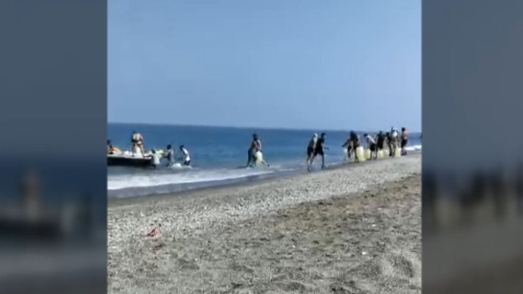 Vecinos de Málaga denuncian la llegada de narcolanchas en la playa de Sabinillas