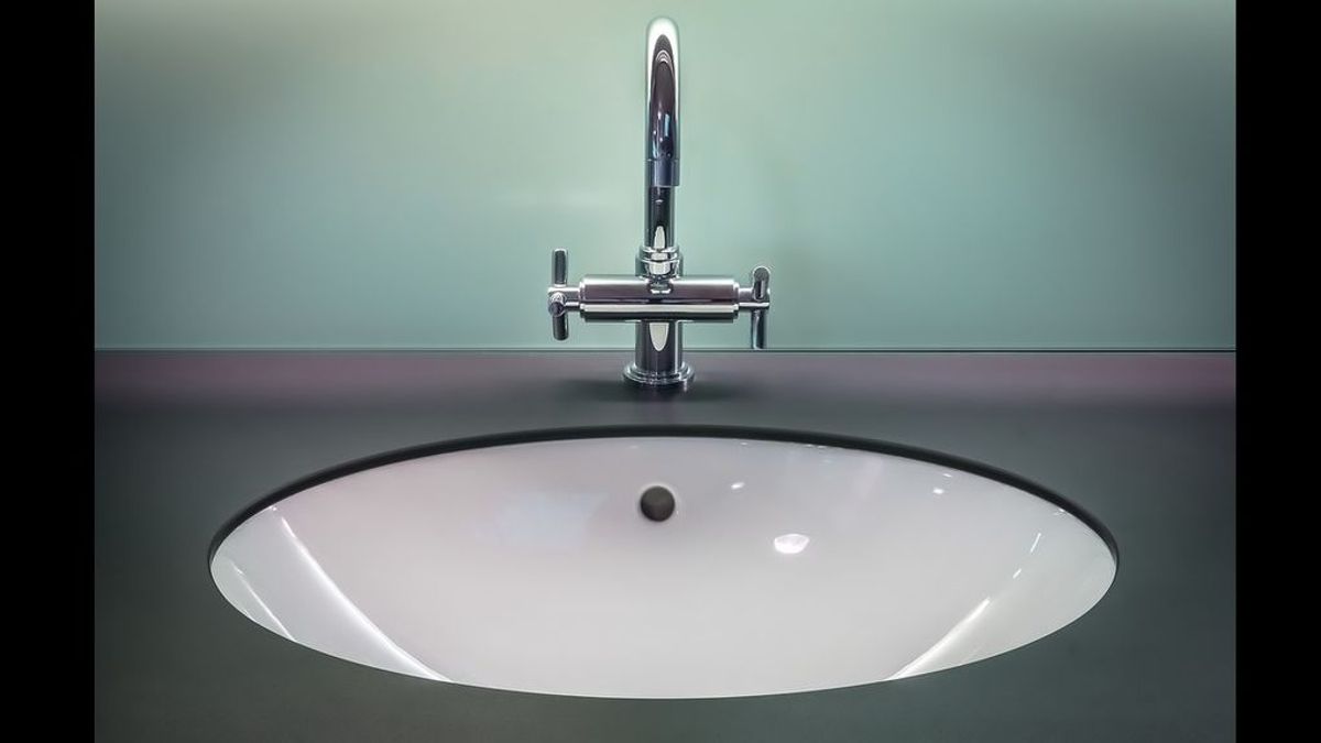 Lavarte las manos en los lavabos de hospitales puede propagar aún más las bacterias