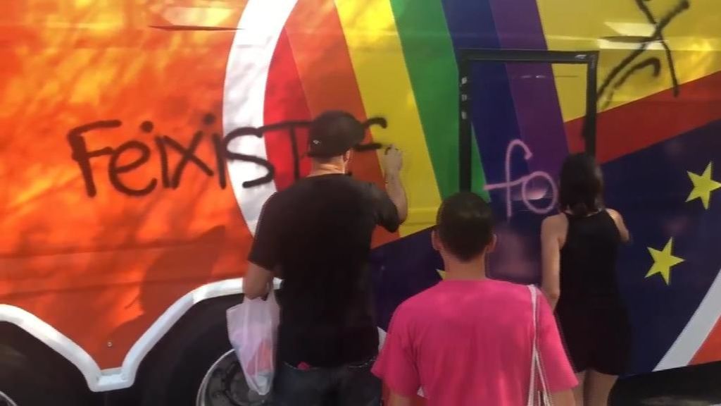 Rivera llama “auténticos fascistas” a quienes atacaron autobuses de C’s en Barcelona, Valencia y Sevilla Rivera llama “auténticos fascistas” a quienes atacaron autobuses de C’s en Barcelona, Valencia y Sevilla