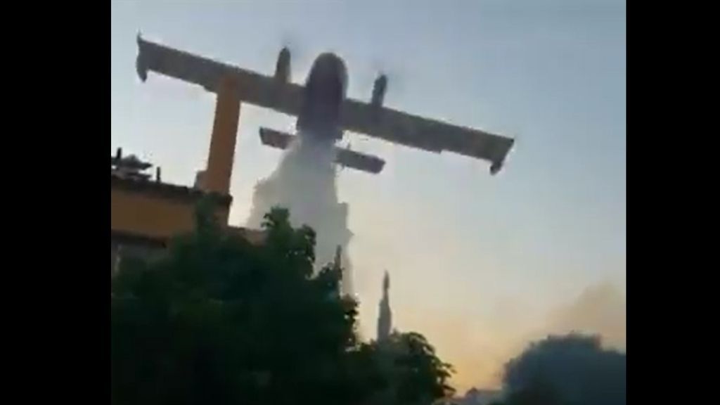 El Ejército del Aire alerta de la peligrosidad de estar debajo de un avión de descarga de agua en los incendios