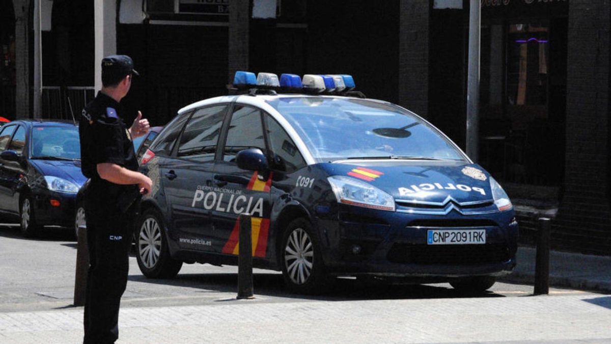 Un conductor con un bebé a bordo protagoniza una persecución policial y golpea varios vehículos en Alicante