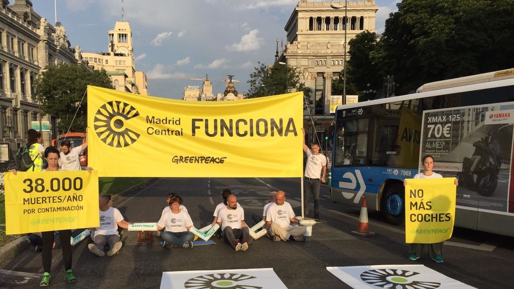 Activistas bloquean Madrid Central . Hoy comienza la moratoria Activistas bloquean Madrid Central . Hoy comienza la moratoria