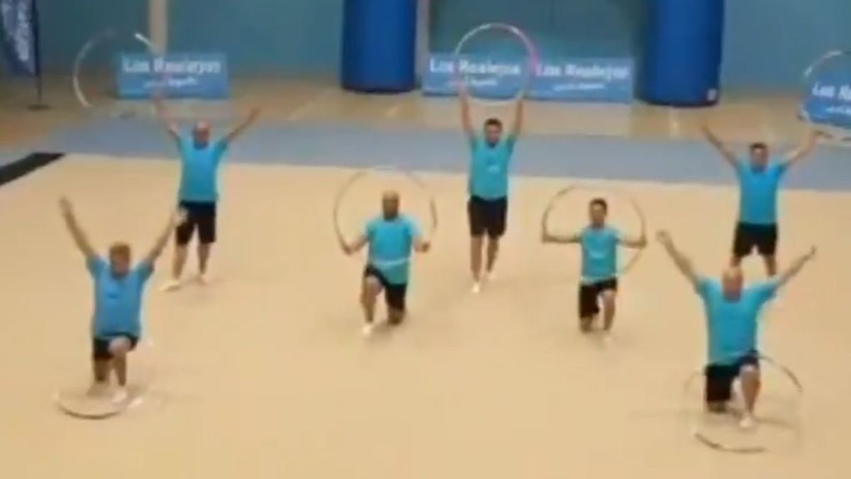 Unos padres de Tenerife premian el esfuerzo de sus hijas sorprendiéndolas con un baile de gimnasia rítmica Unos padres de Tenerife premian el esfuerzo de sus hijas sorprendiéndolas con un baile de gimnasia rítmica