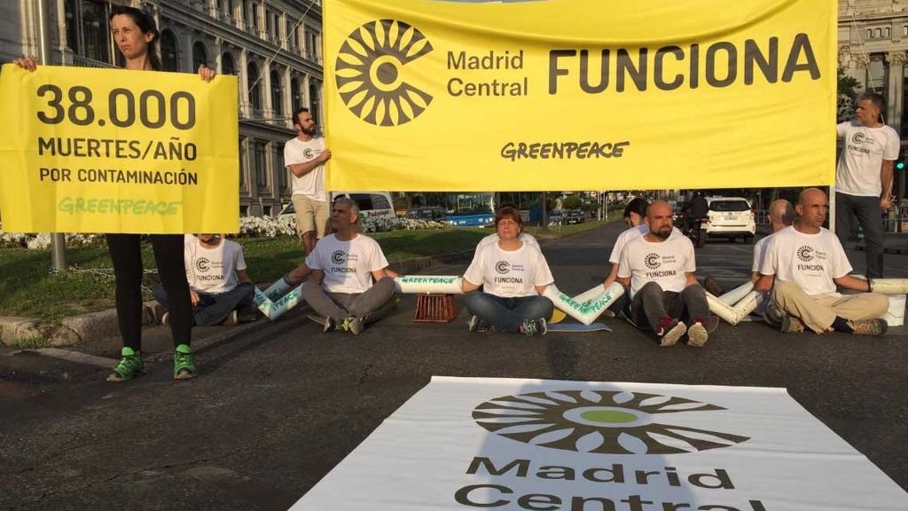 Greenpeace corta la entrada a Madrid Central para protestar contra la moratoria de multas