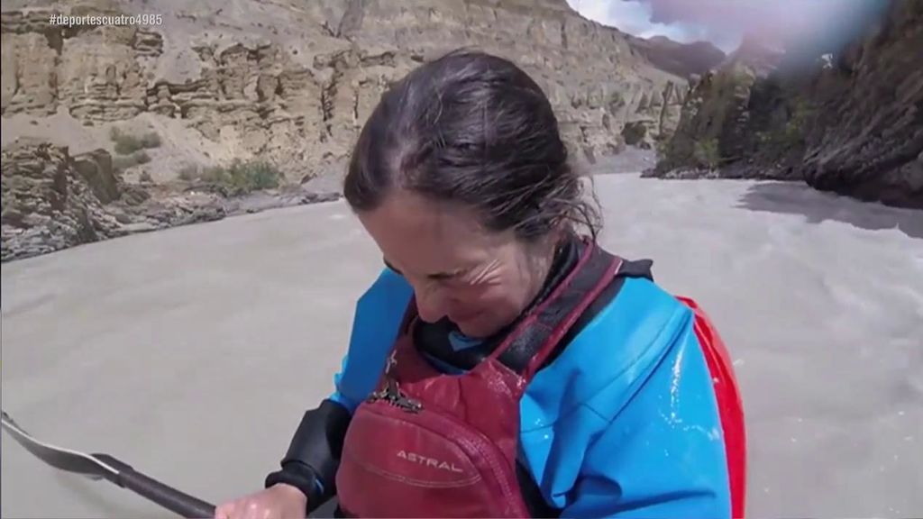 Los segundos de angustia de la kayakista que se quedó atrapada en unas rocas: "Afortunada por estar viva"