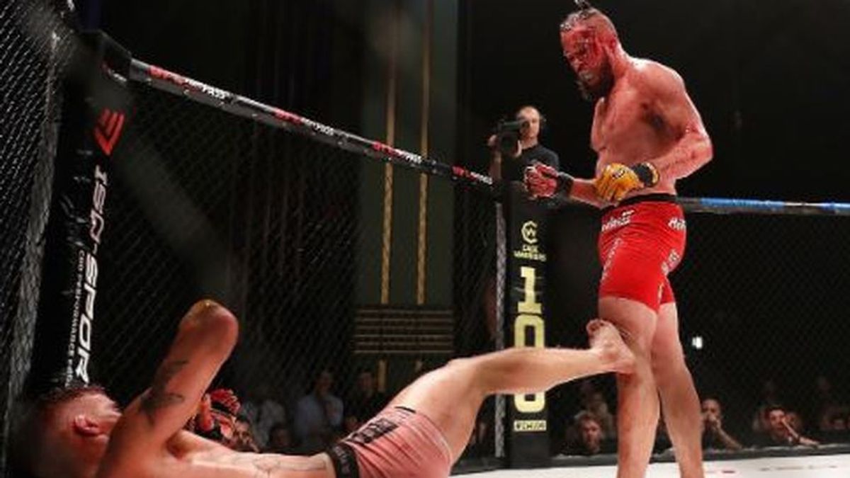 Suspenden la pelea más salvaje de artes marciales por la cantidad de sangre derramada en la lona Suspenden la pelea más salvaje de artes marciales por la cantidad de sangre derramada en la lona