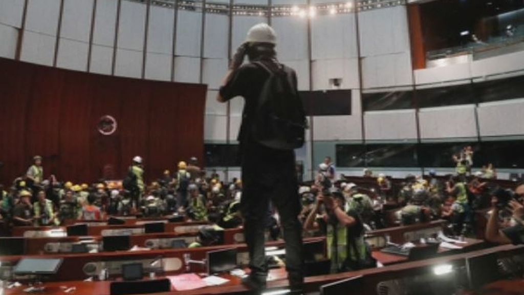 Los manifestantes entran en el parlamento de Hong Kong
