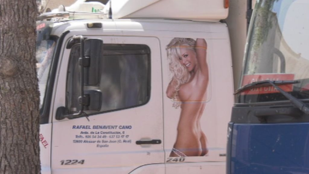 Un juez obliga a una empresa de trasportes que elimine las imágenes de mujeres desnudas de sus vehículos