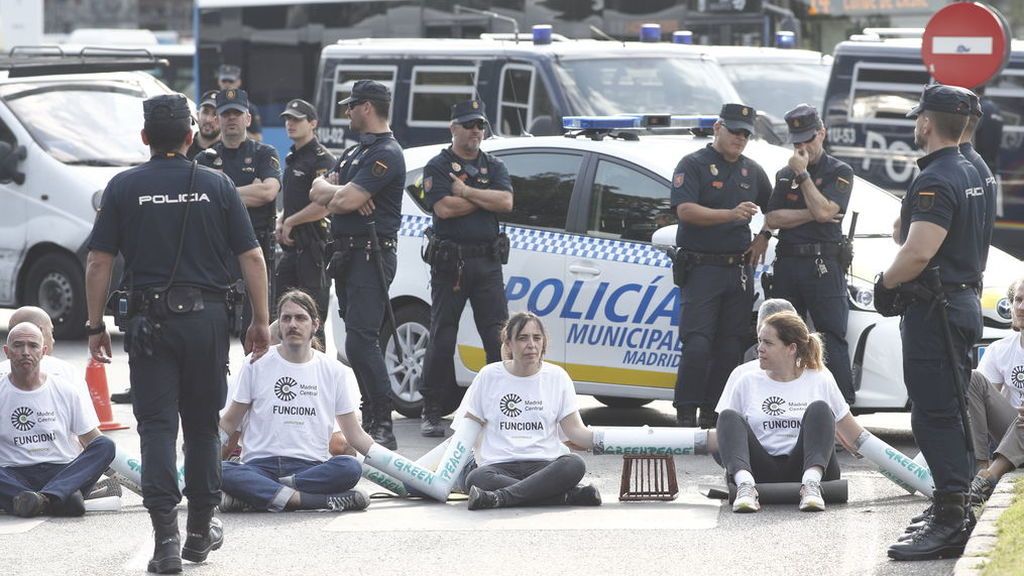 La policía desaloja a los activistas que cortan la entrada a Madrid Central por la moratoria de multas
