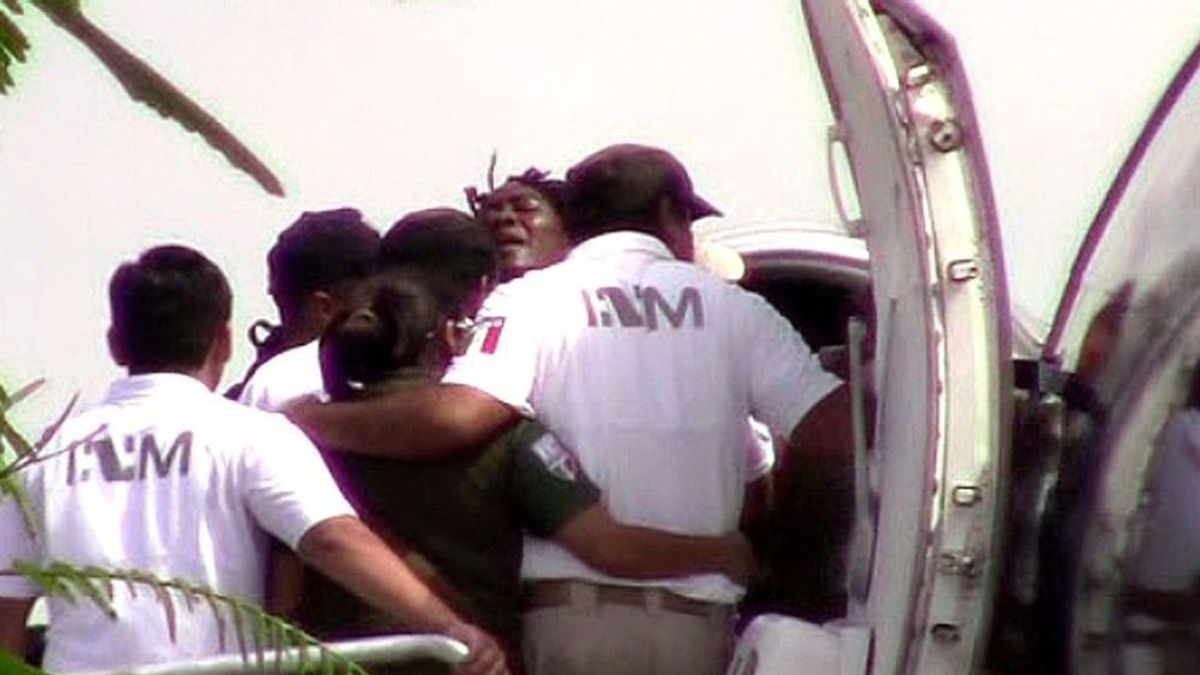 Un grupo de migrantes ilegales haitianos intenta no ser deportado en México entre golpes y empujones