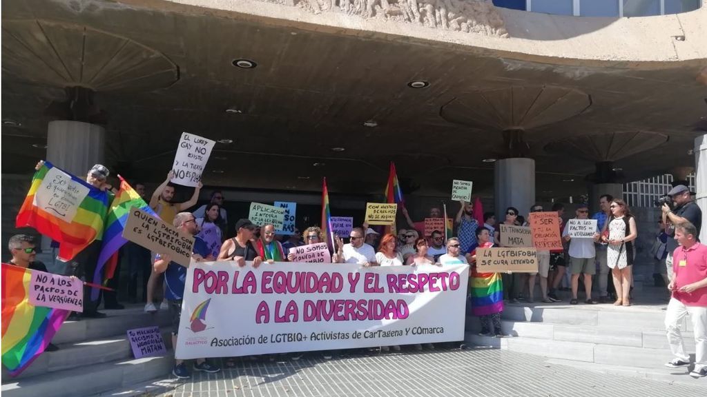 Colectivos LGTBI han seguido la sesión de investidura a la puertas de la Asamblea de Murcia