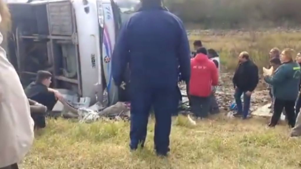 Mueren 15 personas y 40 resultan heridas en un accidente de autobús en Argentina