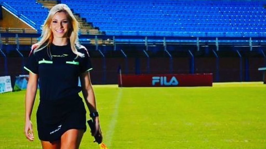 La árbitra Fernanda Colombo denuncia las continuas propuestas que recibe para trabajar como prostituta La árbitra Fernanda Colombo denuncia las continuas propuestas que recibe para trabajar como prostituta