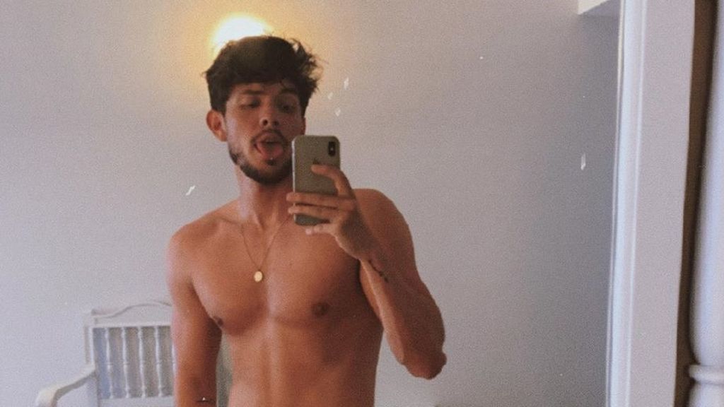 Carlos Right entra al trapo del 'Yo nunca 2.0': "Sí, hoy he dormido desnudo"