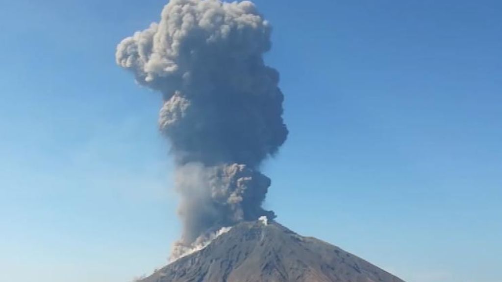 Al menos un muerto por la explosión del volcán italiano Stromboli Al menos un muerto por la explosión del volcán italiano Stromboli