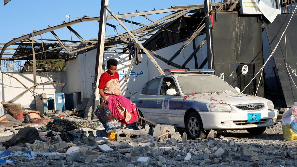 Mueren 40 personas en un bombardeo en un centro de detención de migrantes en la capital de Libia