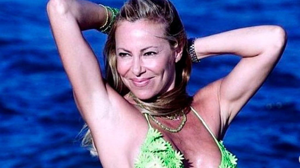 Vuelve un clásico: el posado veraniego de Ana Obregón Vuelve un clásico: el posado veraniego de Ana Obregón