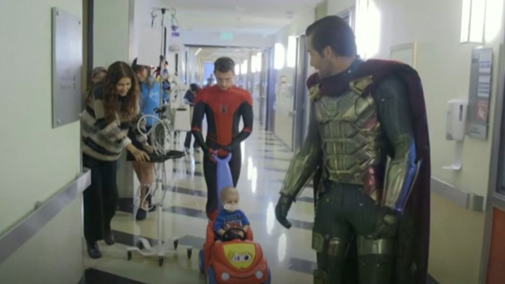 Spiderman se acerca a un hospital de Los Ángeles para alegrar el día a los pequeños
