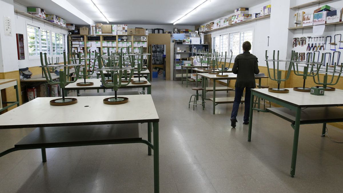 Los sindicatos denuncian el despedido de más de 53.000 profesores interinos en verano Los sindicatos denuncian el despedido de más de 53.000 profesores interinos en verano