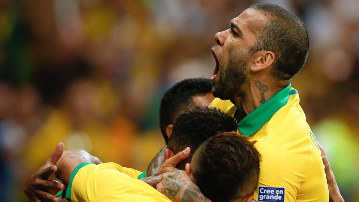 Dani Alves defiende a Messi y comprende sus críticas por la actuación arbitral: “El árbitro estuvo más nervioso que nosotros” Dani Alves defiende a Messi y comprende sus críticas por la actuación arbitral: “El árbitro estuvo más nervioso que nosotros”