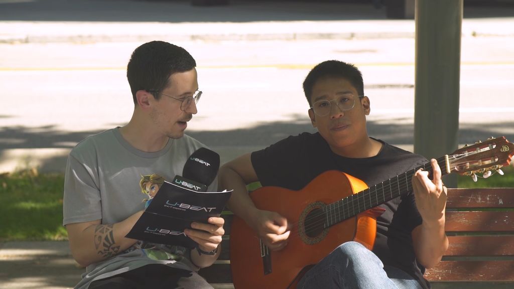 El 'karaoke colaborativo' de un reportero intentando componer la canción de Pokémon por la calle