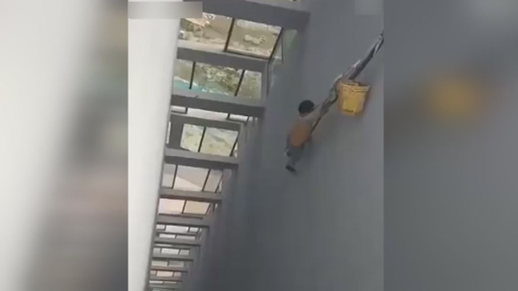 Un operario chino queda suspendido a 17 pisos tras romperse su arnés