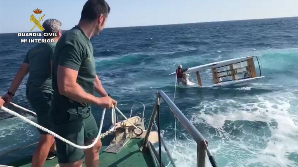 Rescatan a un hombre en un catamarán