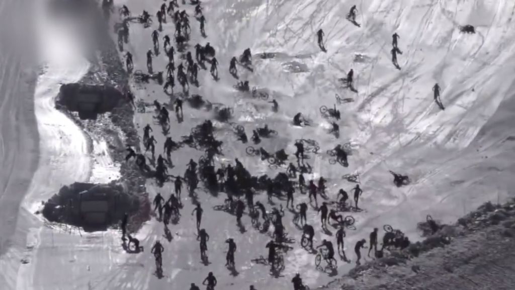 Multitudinaria caída de ciclistas en el descenso de la Montaña de la Muerte en los Alpes