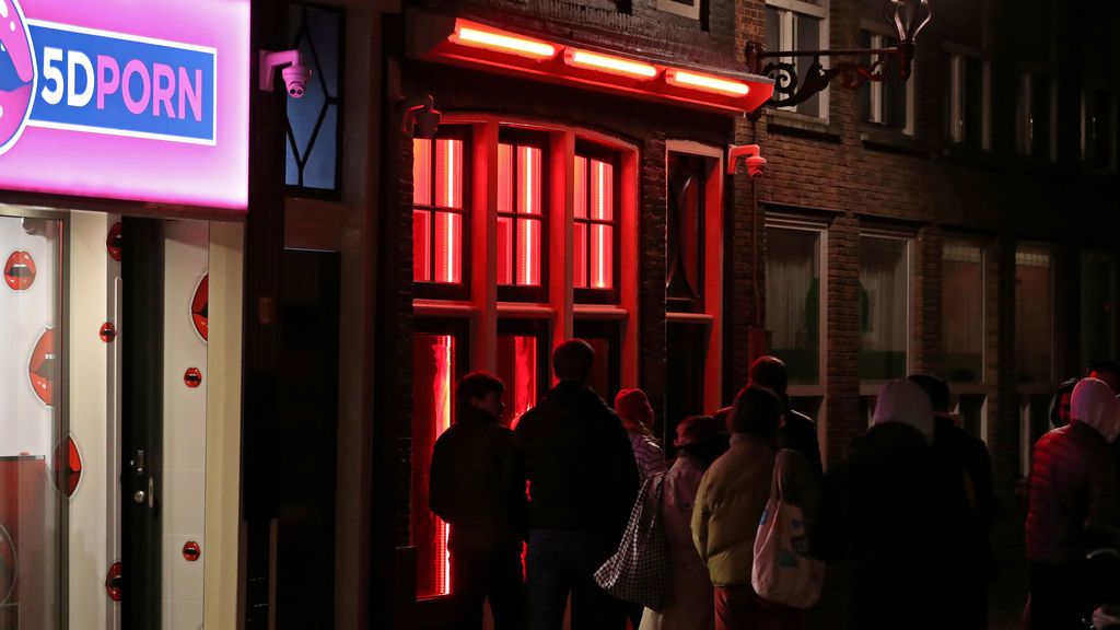 Ámsterdam se plantea cerrar el famoso Barrio Rojo por el acoso a las prostitutas Ámsterdam se plantea cerrar el famoso Barrio Rojo por el acoso a las prostitutas