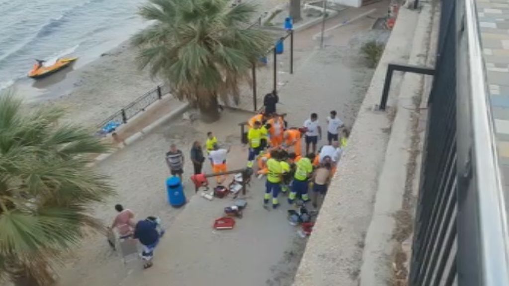 Mueren dos jóvenes británicos al caerse al vacío mientras se hacían un selfi en Alicante
