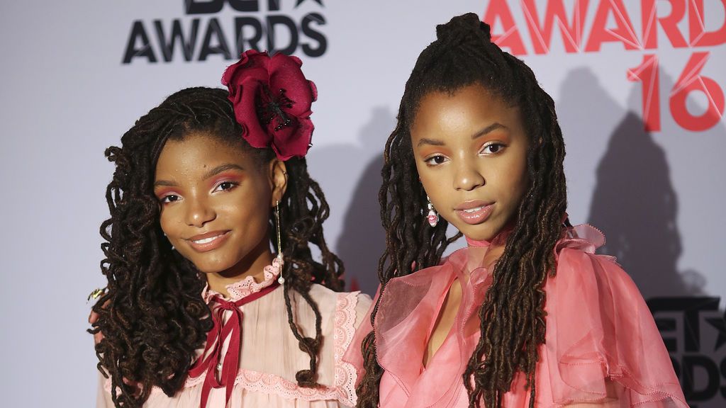 Halle Bailey (izquierda), junto a su hermana Chloe. Halle Bailey (izquierda), junto a su hermana Chloe.