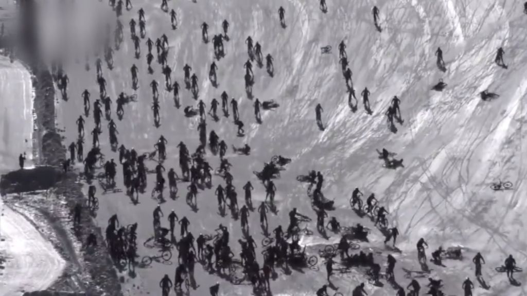 Caída masiva de ciclistas durante el descenso de la Montaña del Infierno en los Alpes franceses