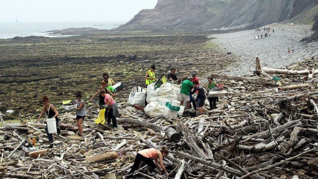 Decenas de personas se movilizan para recoger plásticos en el Flysch de Zumaia Decenas de personas se movilizan para recoger plásticos en el Flysch de Zumaia