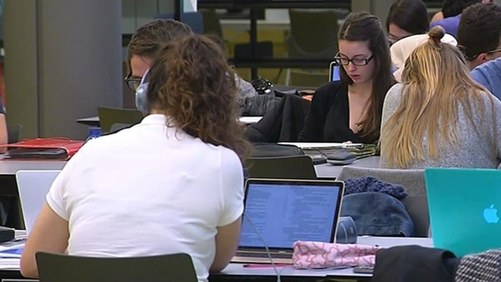 Las mujeres universitarias tienen más contratos indefinidos y ganan menos que los hombres Las mujeres universitarias tienen más contratos indefinidos y ganan menos que los hombres