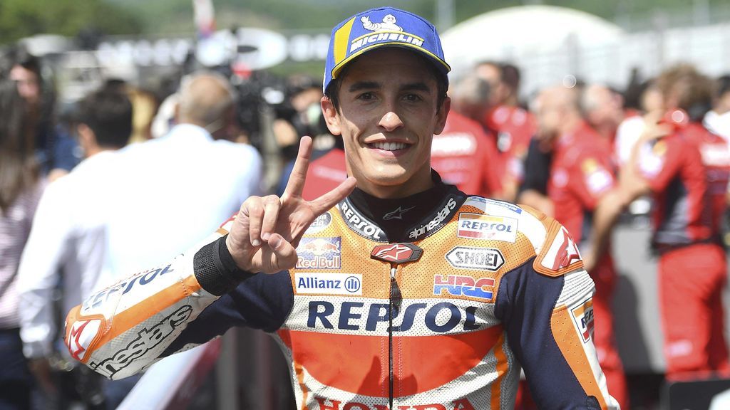 Marc Márquez se saca el carnet de moto junto a su hermano Álex: "El examinador me dijo que esperaba más" Marc Márquez se saca el carnet de moto junto a su hermano Álex: "El examinador me dijo que esperaba más"