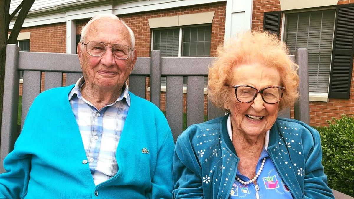 Una mujer de 103 años y su compañero de 100 se casan tras un año de noviazgo