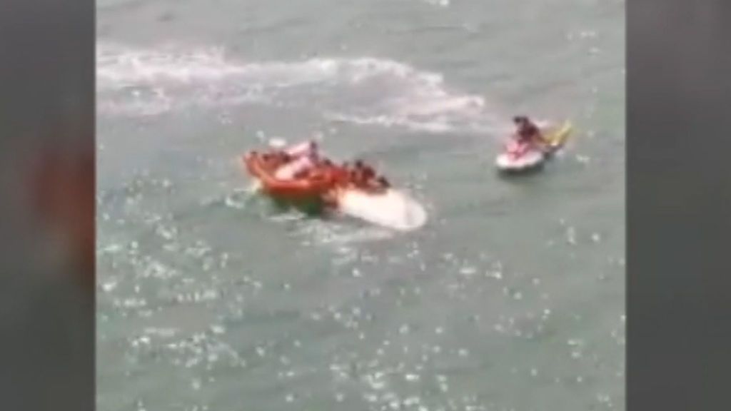 Rescatan a siete menores a la deriva en un velero en Cantabria