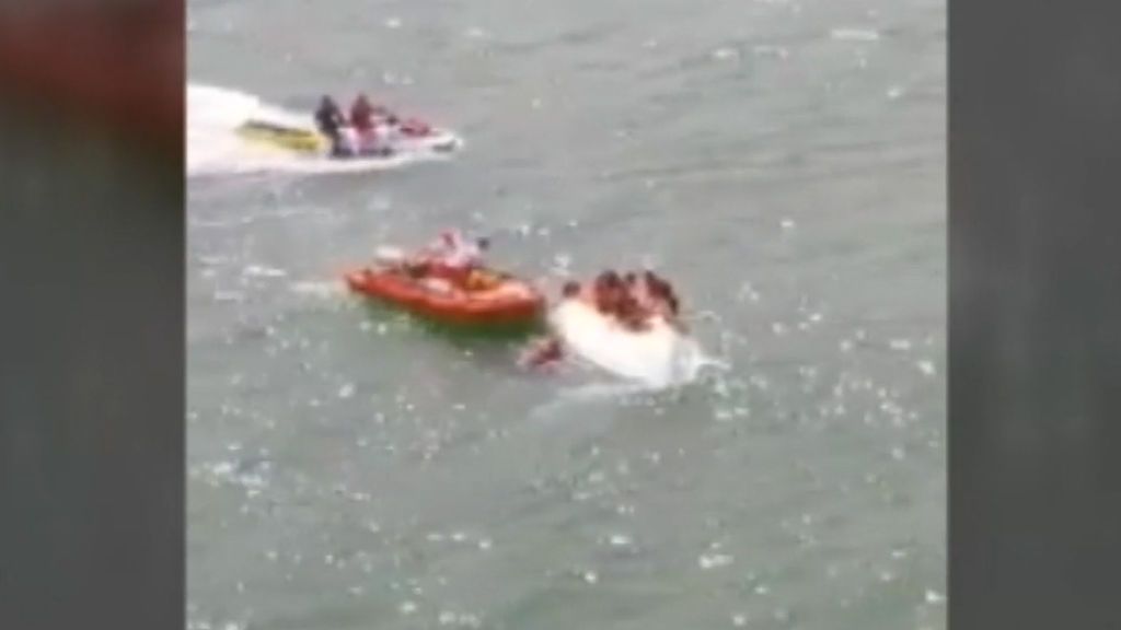Rescatados siete niños que estaban a la deriva en un velero que volcó en Somo (Cantabria)